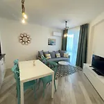 מלון דירות Izida Palace 3*