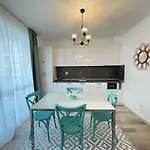 Izida Palace מלון דירות 3*