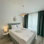 Izida Palace מלון דירות סאני ביץ'