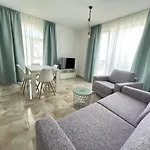 Izida Palace מלון דירות סאני ביץ'