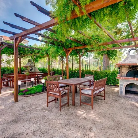 Izida Palace شقة فندقية