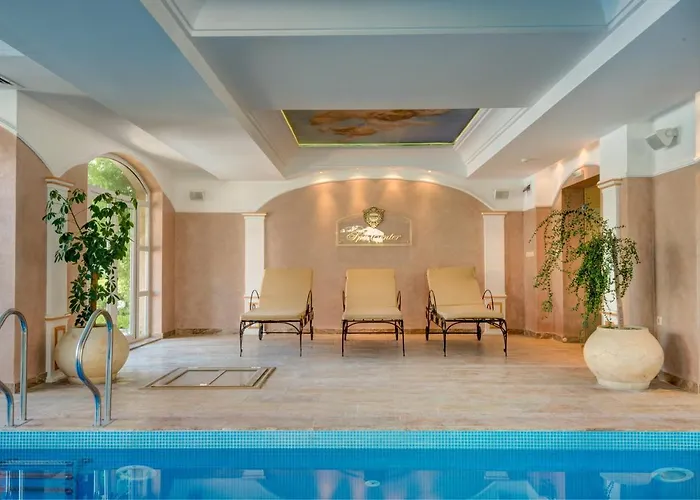 Izida Palace מלון דירות 3*